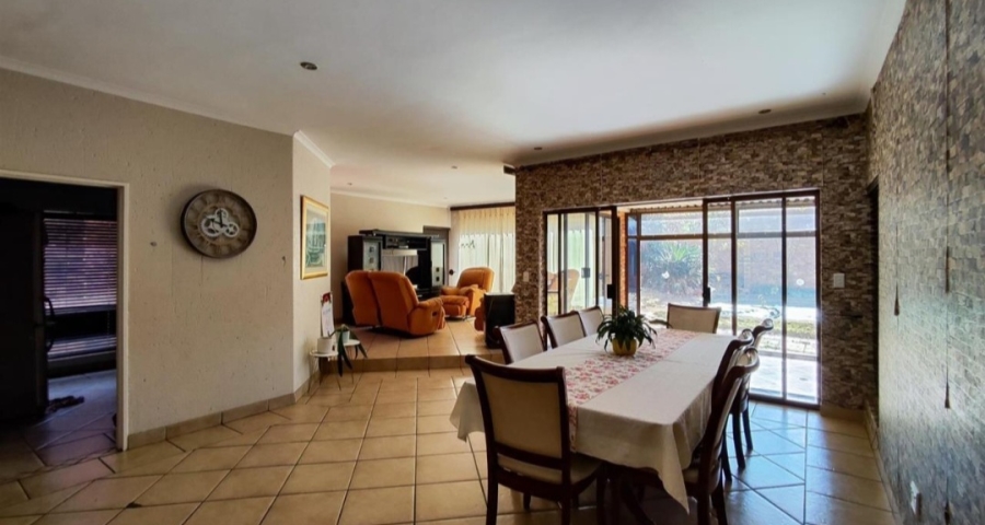 5 Bedroom Property for Sale in Glen Marais Gauteng