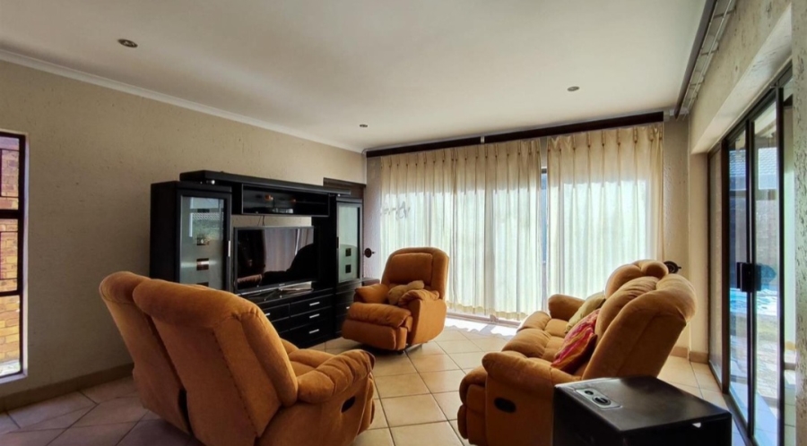 5 Bedroom Property for Sale in Glen Marais Gauteng