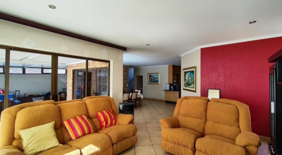 5 Bedroom Property for Sale in Glen Marais Gauteng