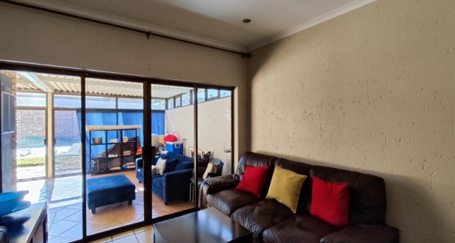 5 Bedroom Property for Sale in Glen Marais Gauteng