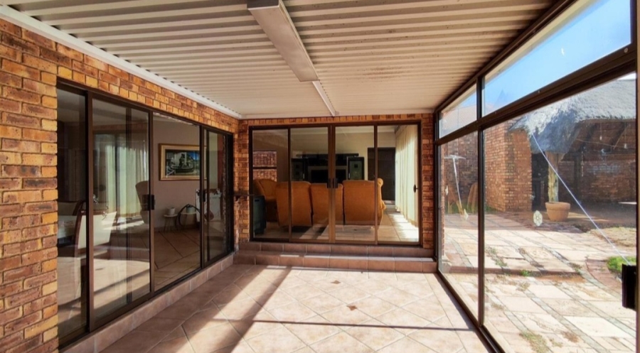 5 Bedroom Property for Sale in Glen Marais Gauteng