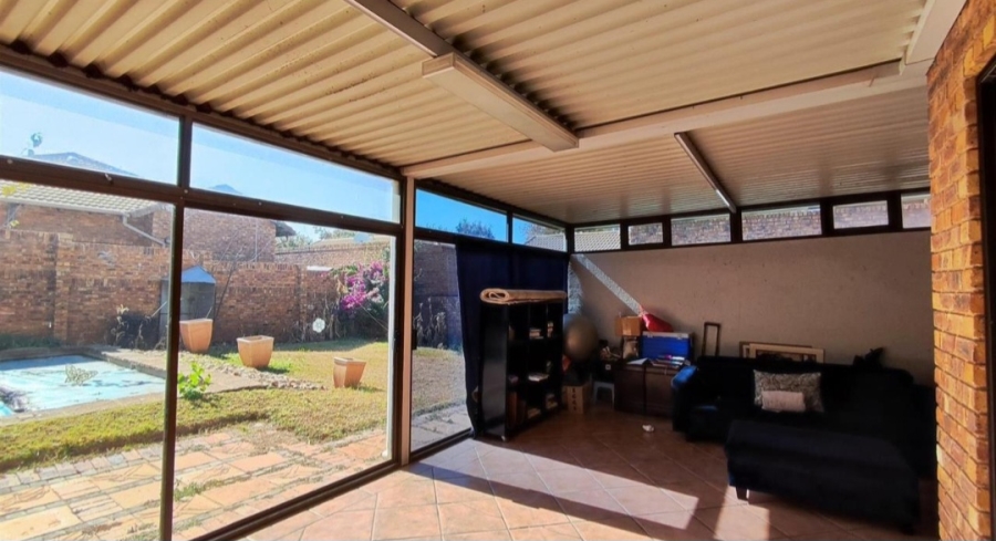 5 Bedroom Property for Sale in Glen Marais Gauteng