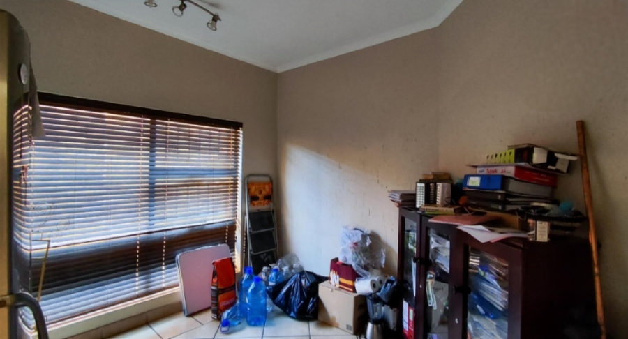 5 Bedroom Property for Sale in Glen Marais Gauteng