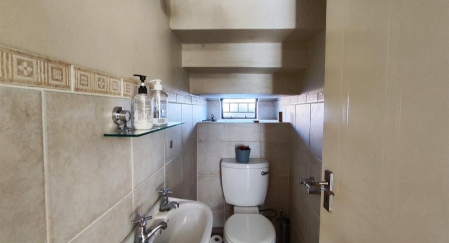 5 Bedroom Property for Sale in Glen Marais Gauteng