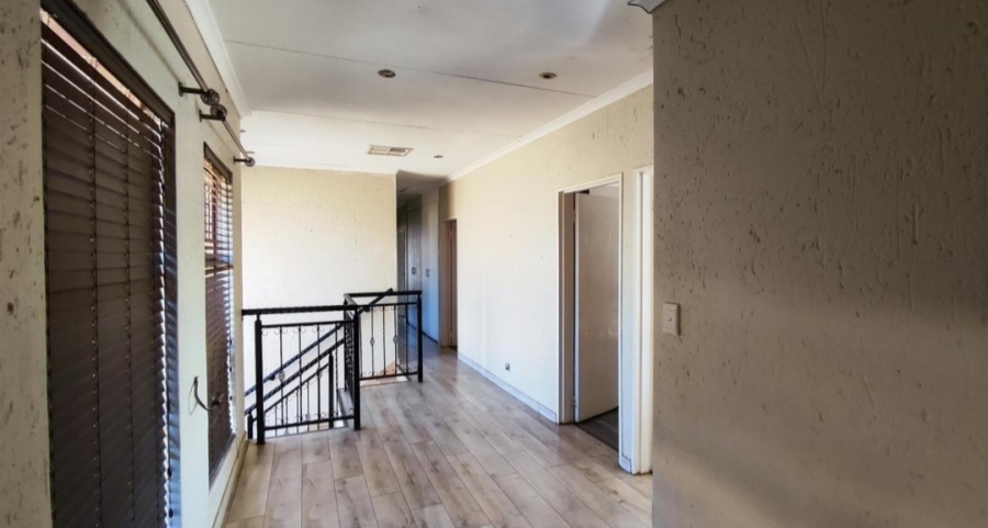 5 Bedroom Property for Sale in Glen Marais Gauteng