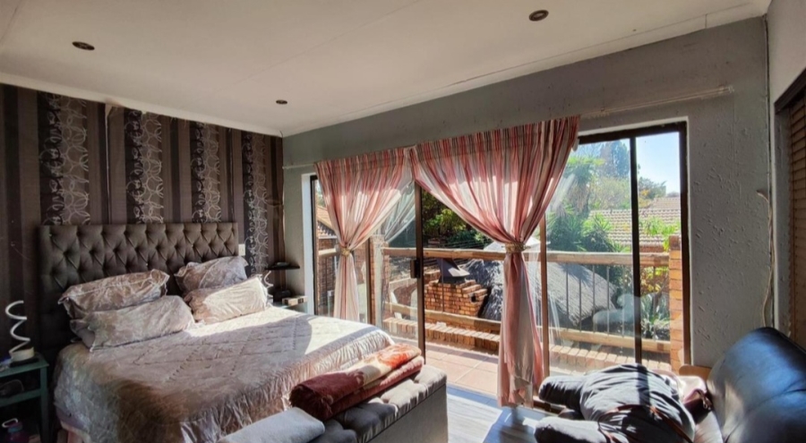 5 Bedroom Property for Sale in Glen Marais Gauteng