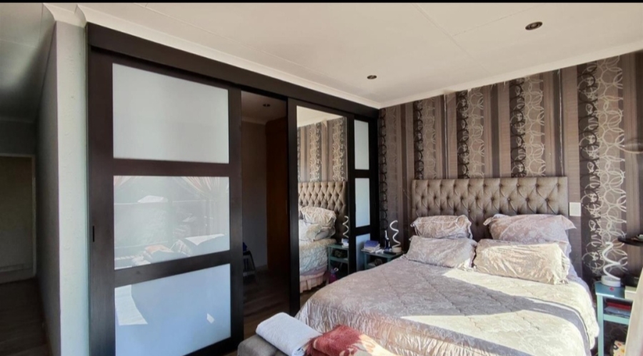 5 Bedroom Property for Sale in Glen Marais Gauteng