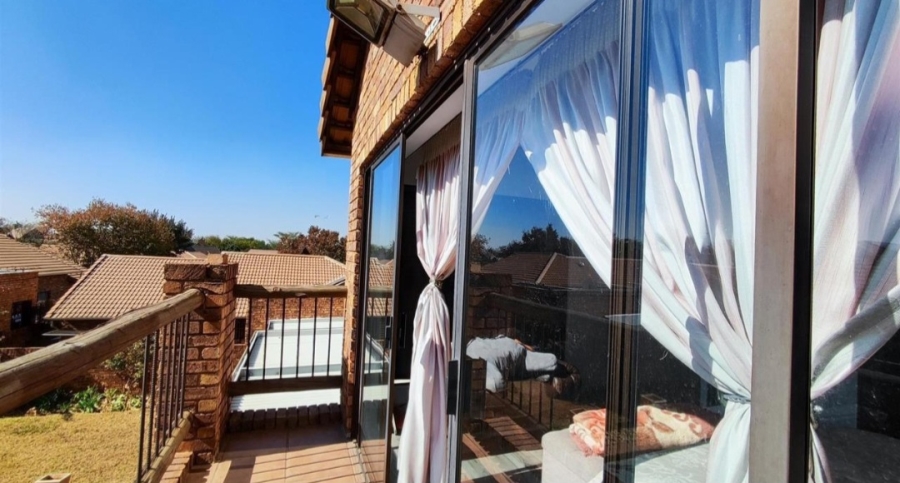 5 Bedroom Property for Sale in Glen Marais Gauteng