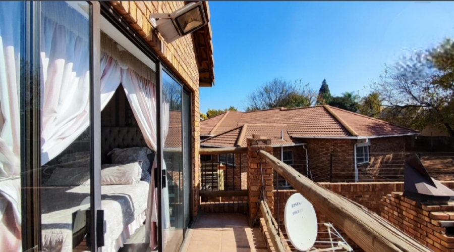 5 Bedroom Property for Sale in Glen Marais Gauteng