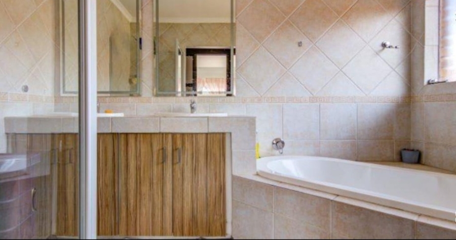 5 Bedroom Property for Sale in Glen Marais Gauteng