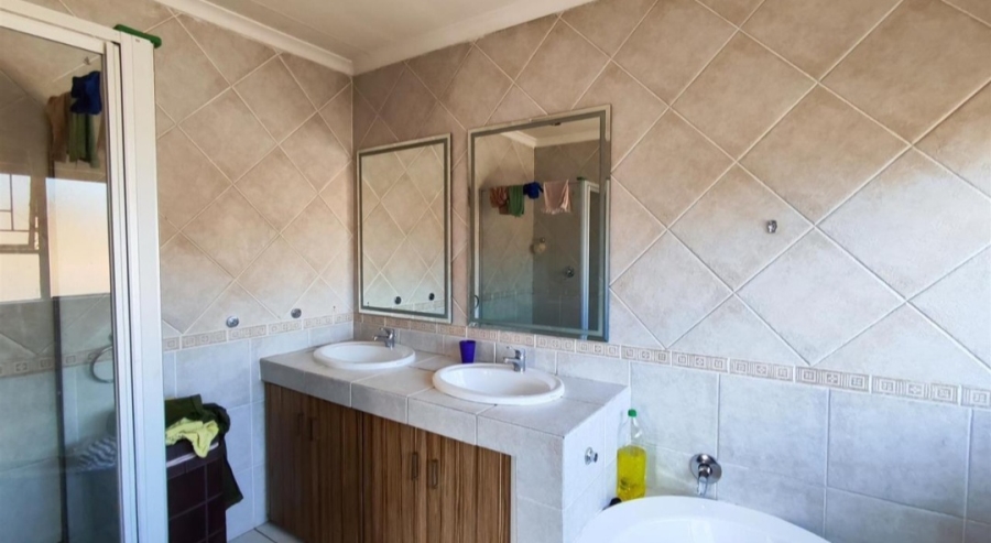 5 Bedroom Property for Sale in Glen Marais Gauteng