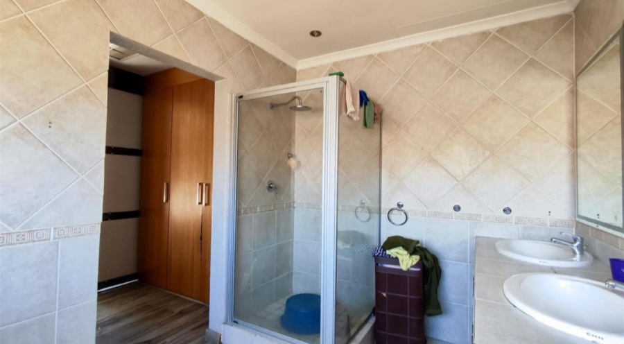 5 Bedroom Property for Sale in Glen Marais Gauteng