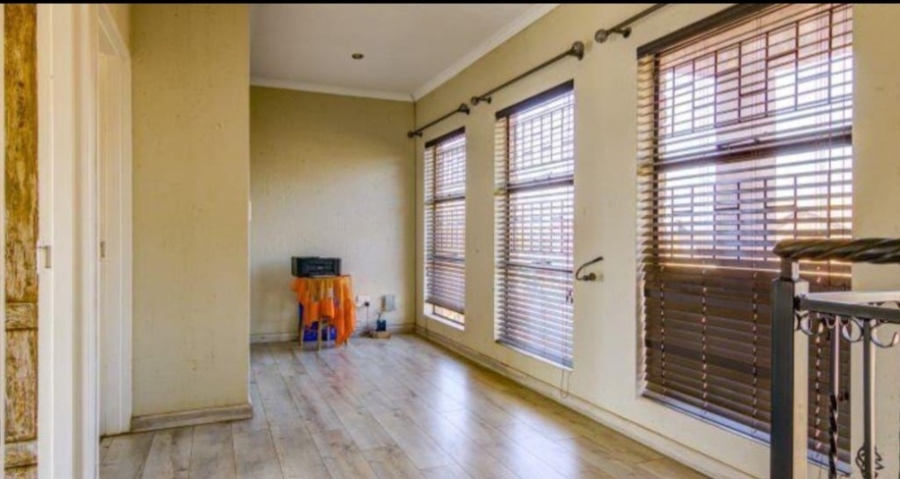 5 Bedroom Property for Sale in Glen Marais Gauteng