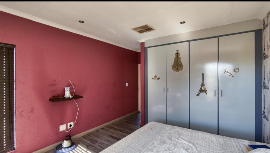 5 Bedroom Property for Sale in Glen Marais Gauteng