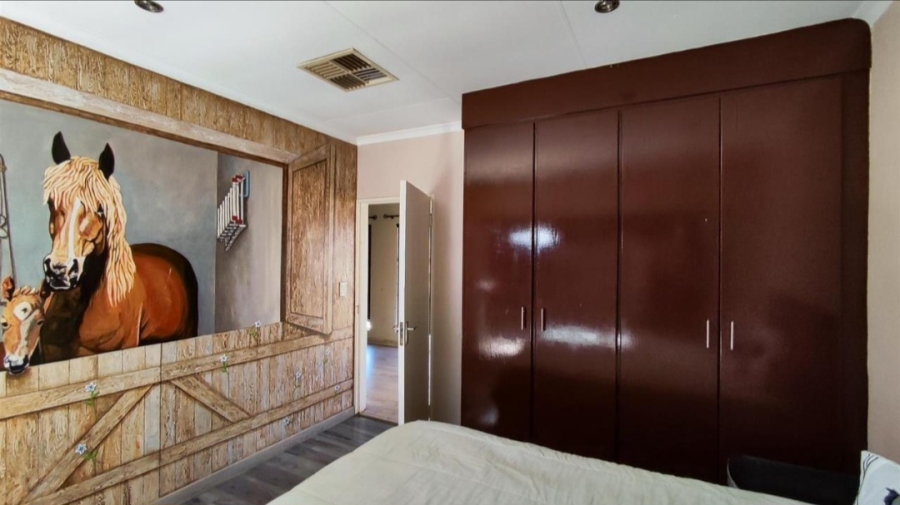 5 Bedroom Property for Sale in Glen Marais Gauteng