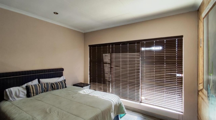 5 Bedroom Property for Sale in Glen Marais Gauteng