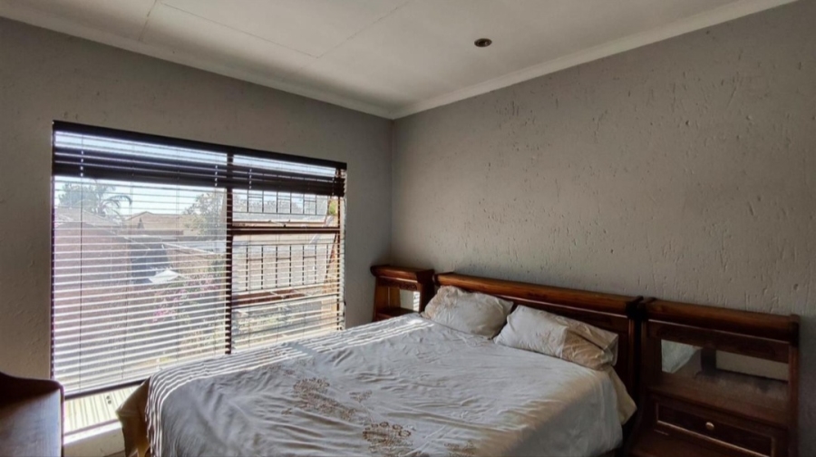 5 Bedroom Property for Sale in Glen Marais Gauteng