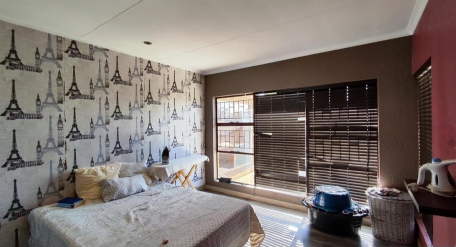 5 Bedroom Property for Sale in Glen Marais Gauteng