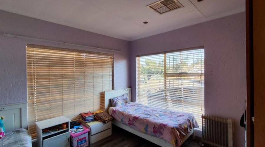 5 Bedroom Property for Sale in Glen Marais Gauteng