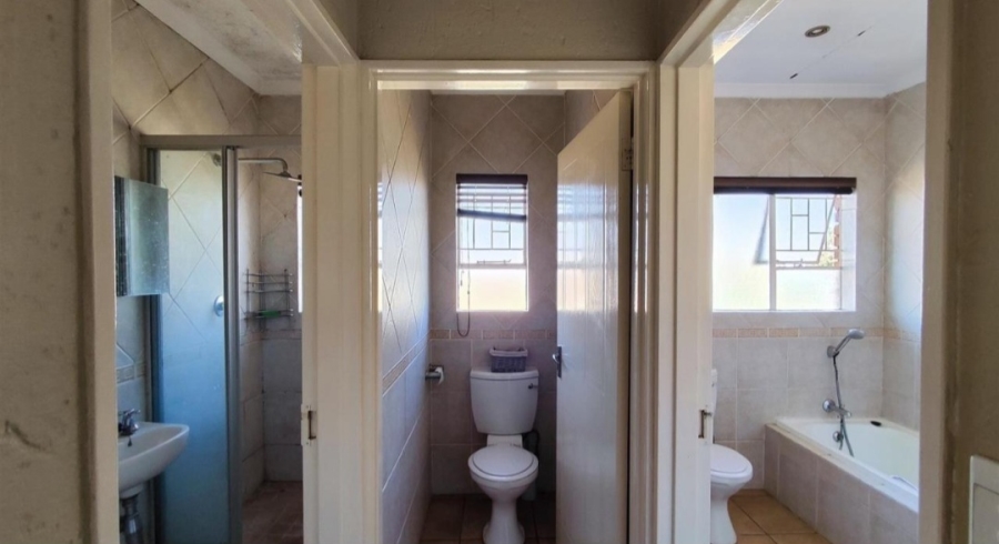 5 Bedroom Property for Sale in Glen Marais Gauteng