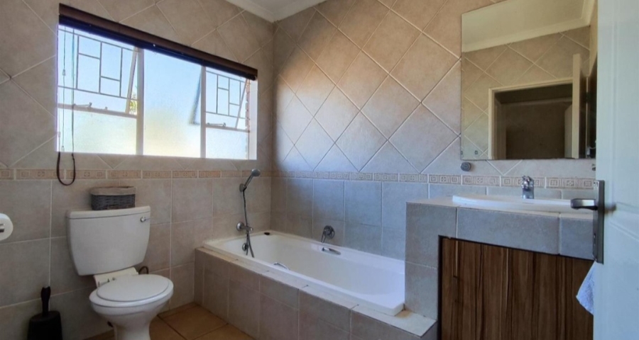 5 Bedroom Property for Sale in Glen Marais Gauteng