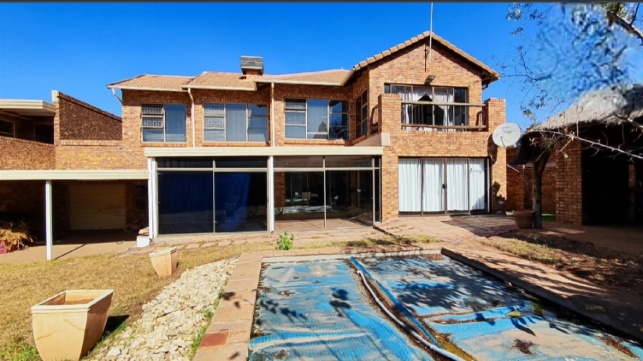 5 Bedroom Property for Sale in Glen Marais Gauteng