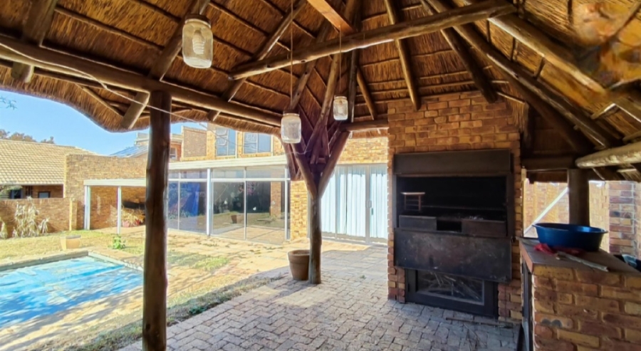 5 Bedroom Property for Sale in Glen Marais Gauteng