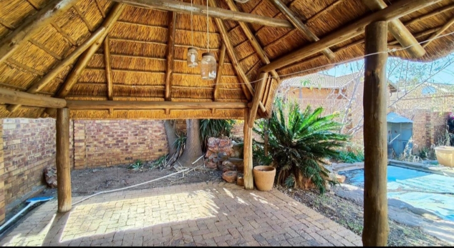 5 Bedroom Property for Sale in Glen Marais Gauteng