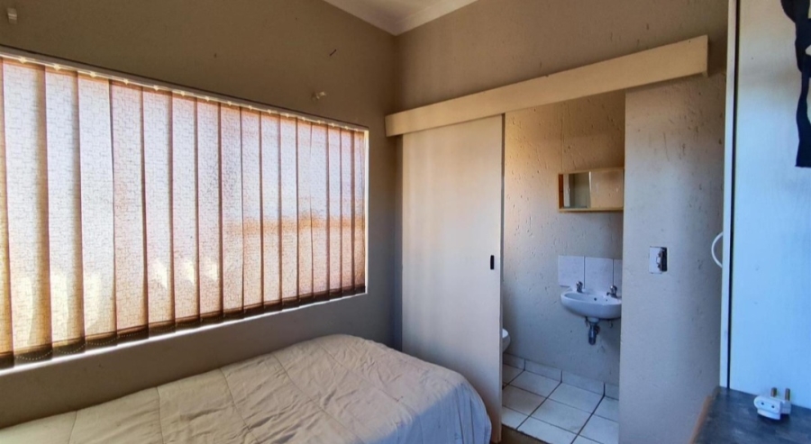 5 Bedroom Property for Sale in Glen Marais Gauteng