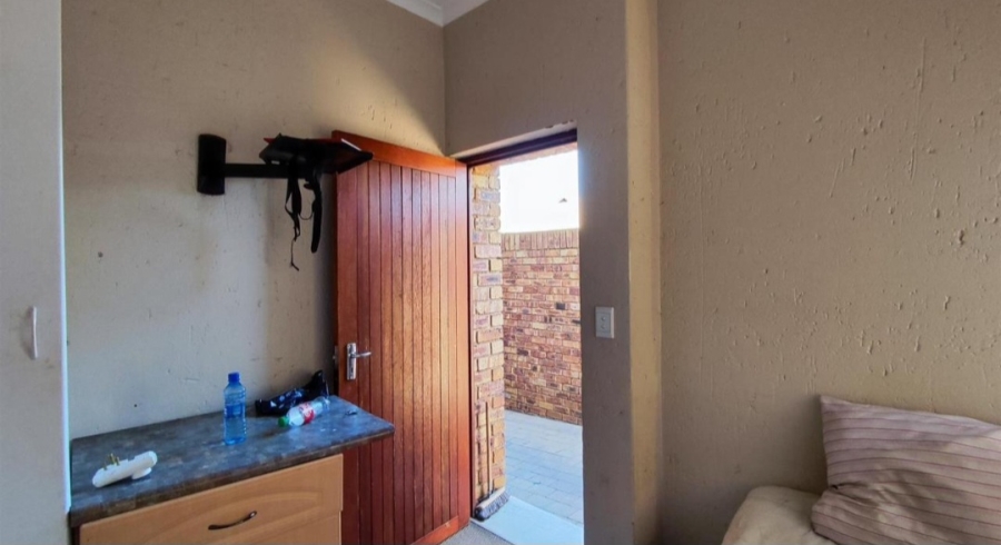 5 Bedroom Property for Sale in Glen Marais Gauteng