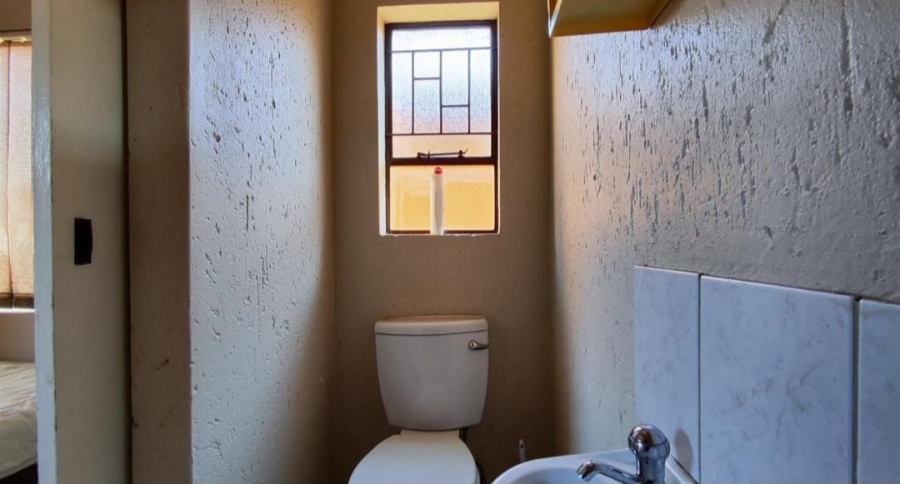 5 Bedroom Property for Sale in Glen Marais Gauteng