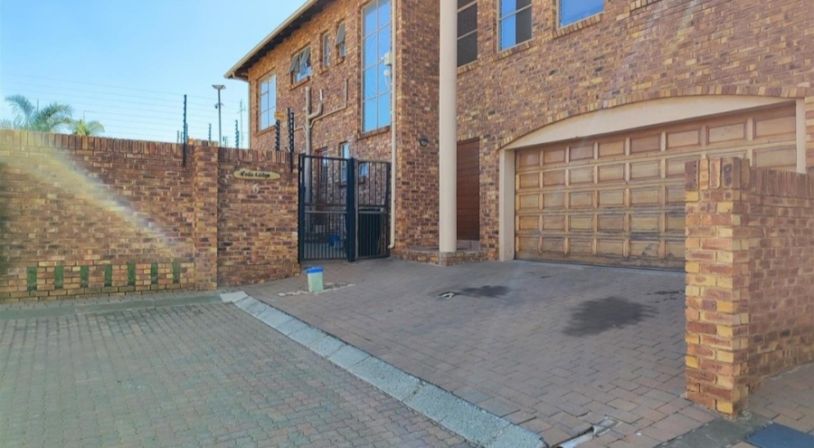 5 Bedroom Property for Sale in Glen Marais Gauteng