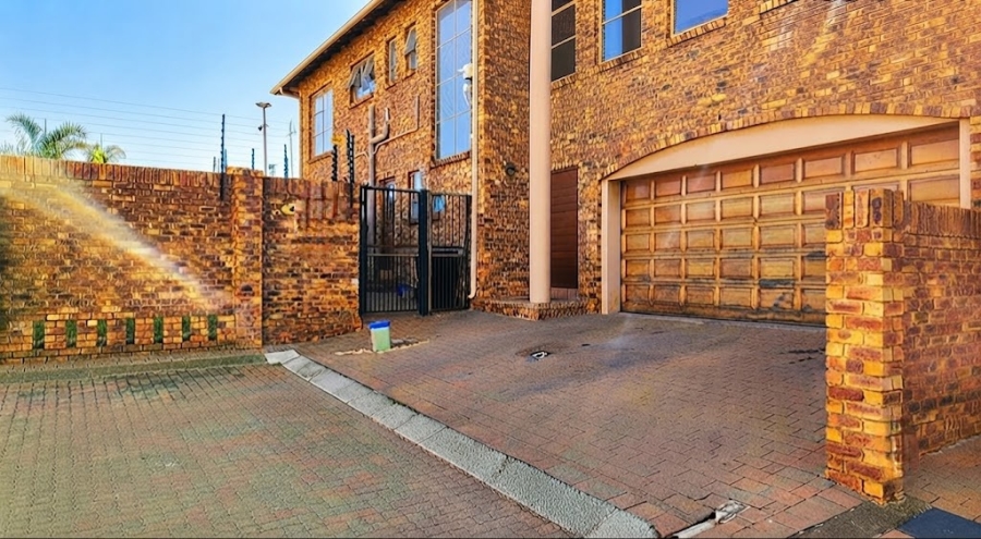 5 Bedroom Property for Sale in Glen Marais Gauteng