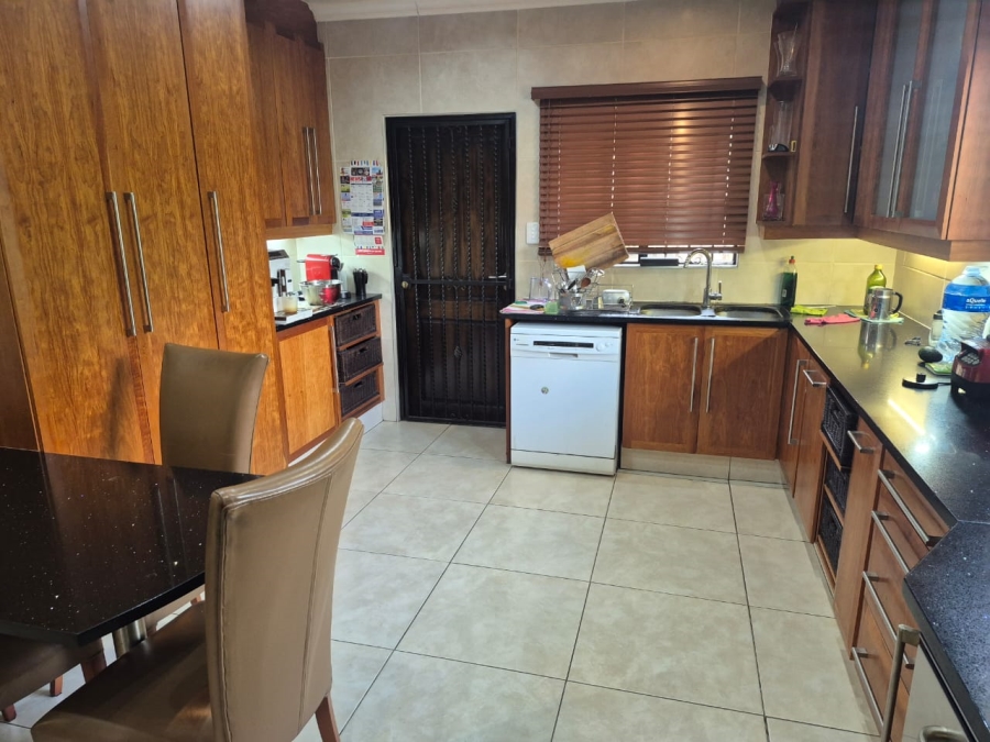 5 Bedroom Property for Sale in Greenstone Hill Gauteng