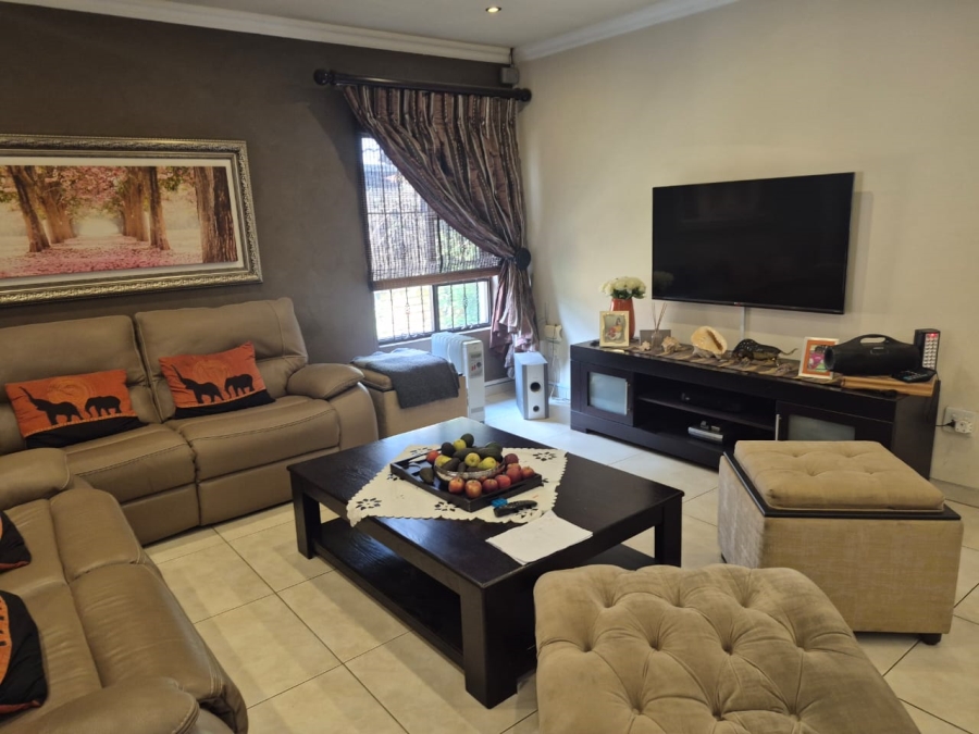 5 Bedroom Property for Sale in Greenstone Hill Gauteng