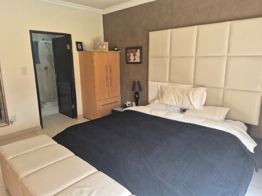 5 Bedroom Property for Sale in Greenstone Hill Gauteng