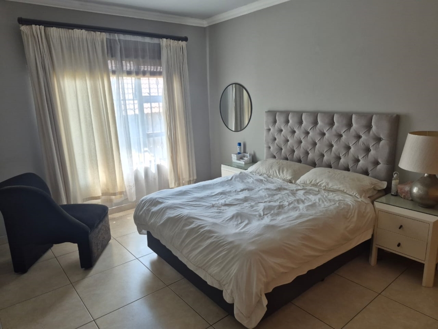 5 Bedroom Property for Sale in Greenstone Hill Gauteng