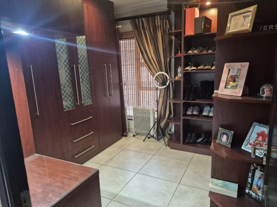 5 Bedroom Property for Sale in Greenstone Hill Gauteng