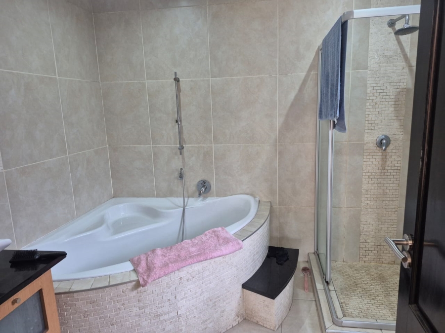 5 Bedroom Property for Sale in Greenstone Hill Gauteng