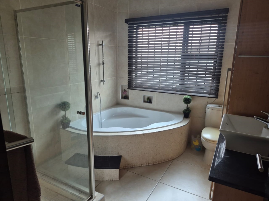 5 Bedroom Property for Sale in Greenstone Hill Gauteng