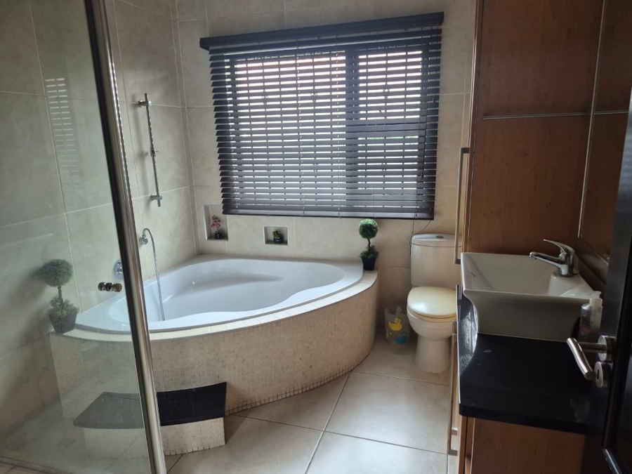 5 Bedroom Property for Sale in Greenstone Hill Gauteng