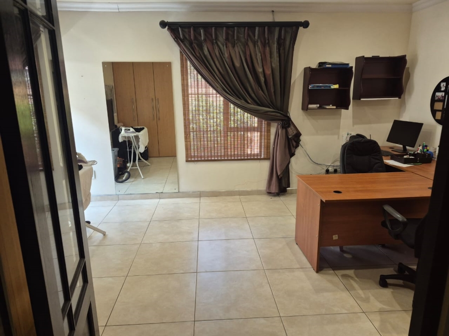 5 Bedroom Property for Sale in Greenstone Hill Gauteng