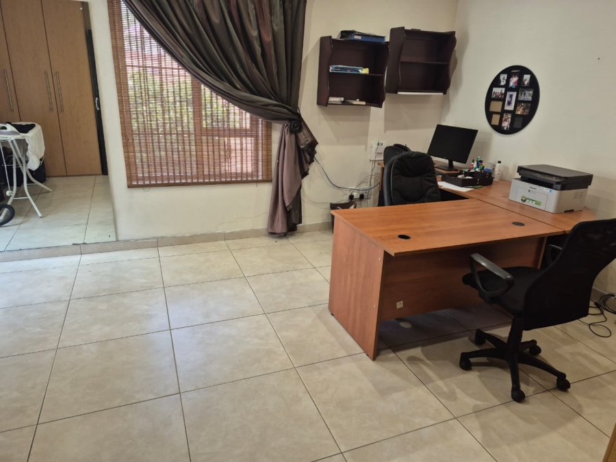 5 Bedroom Property for Sale in Greenstone Hill Gauteng