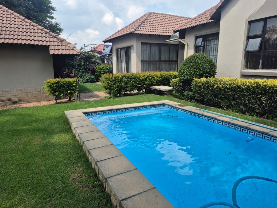 5 Bedroom Property for Sale in Greenstone Hill Gauteng
