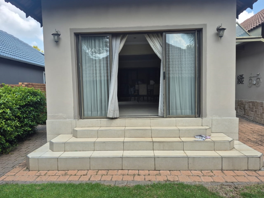 5 Bedroom Property for Sale in Greenstone Hill Gauteng