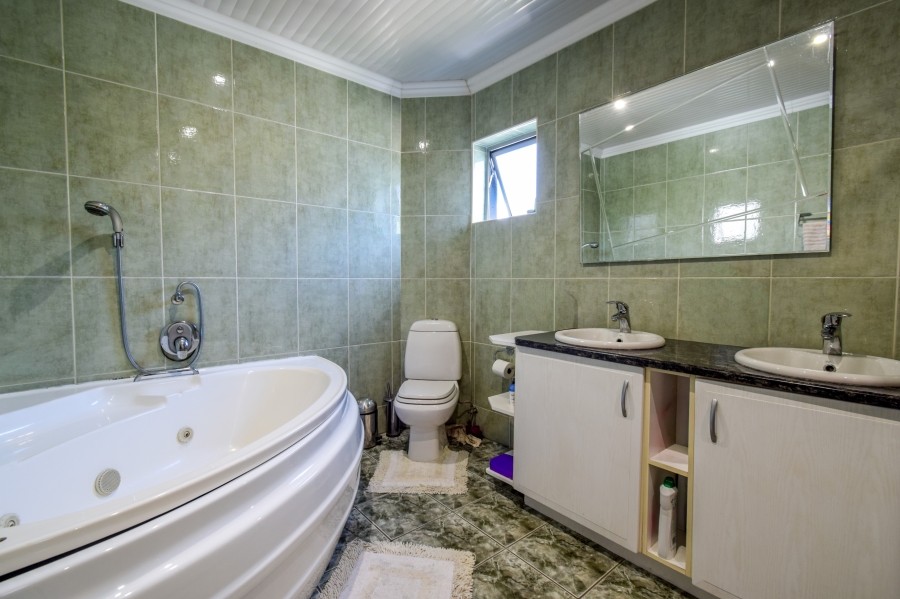 4 Bedroom Property for Sale in Silver Lakes Golf Estate Gauteng