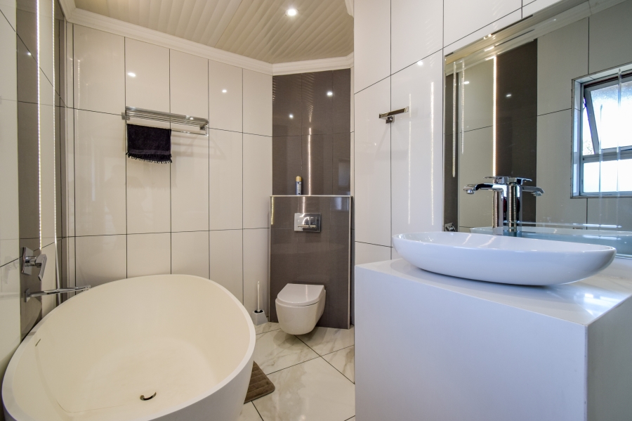 4 Bedroom Property for Sale in Silver Lakes Golf Estate Gauteng