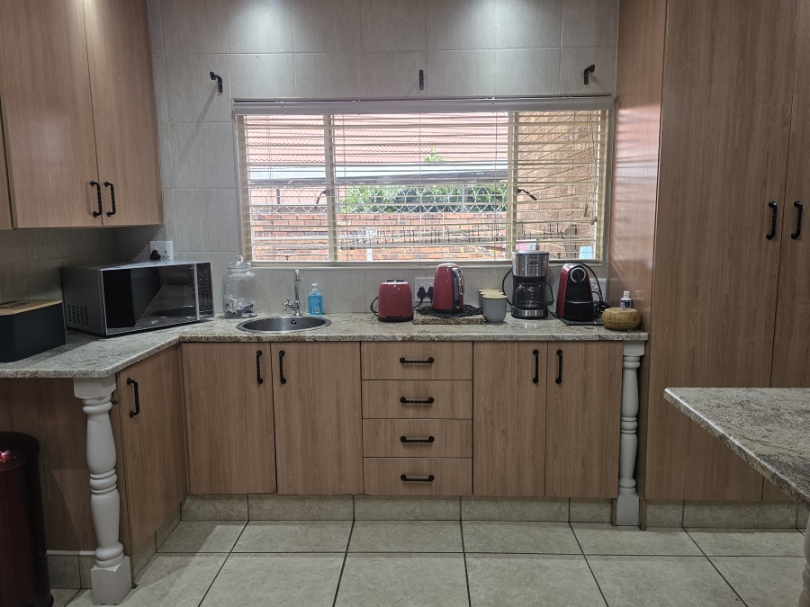 4 Bedroom Property for Sale in Brackenhurst Gauteng