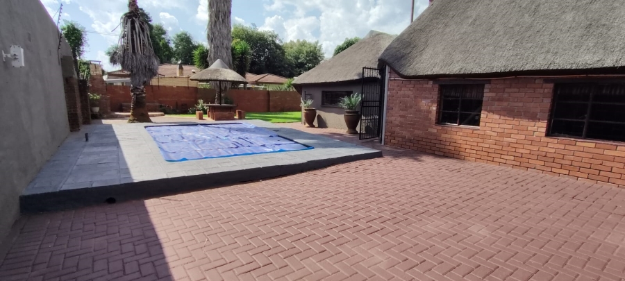 10 Bedroom Property for Sale in Oberholzer Gauteng