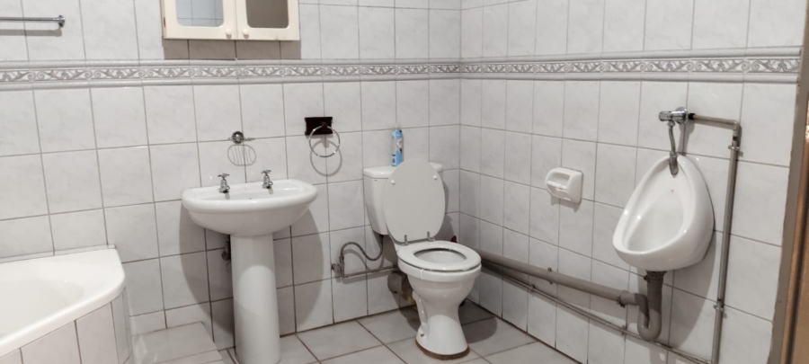 10 Bedroom Property for Sale in Oberholzer Gauteng